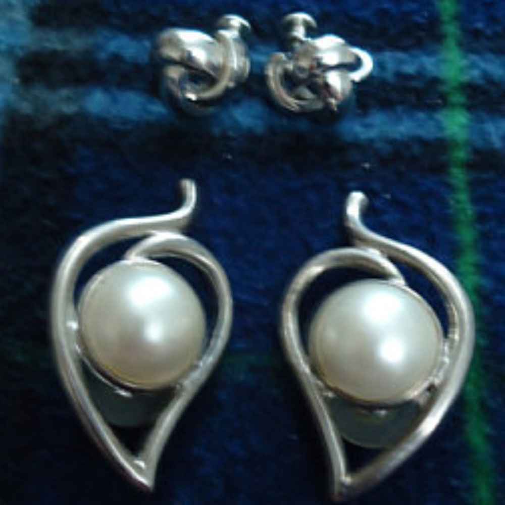 Lot of 2 Vintage Earrings - The Leaf and The Knot